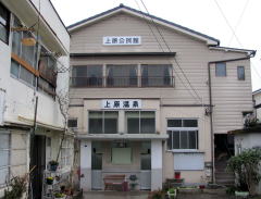㌴